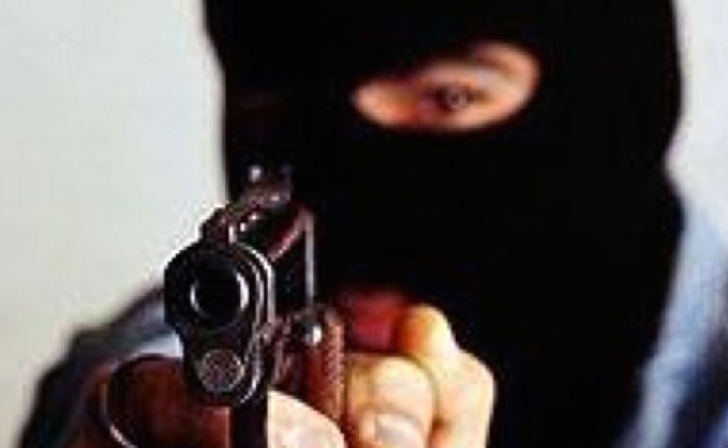 Под Курском вооруженный налетчик ворвался в магазин и похитил выручку Под Курском вооруженный налетчик ворвался в магазин и похитил выручку