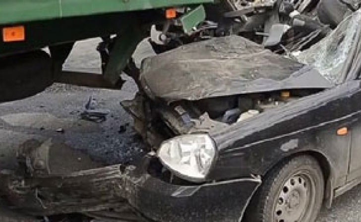 Под Курском «двенадцатая» врезалась в припаркованную фуру с полуприцепом Под Курском «двенадцатая» врезалась в припаркованную фуру с полуприцепом