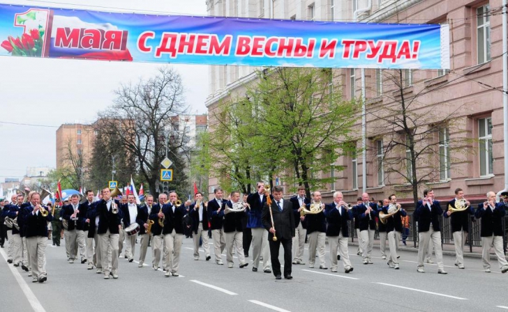Куряне вышли на Первомайскую демонстрацию Куряне вышли на Первомайскую демонстрацию