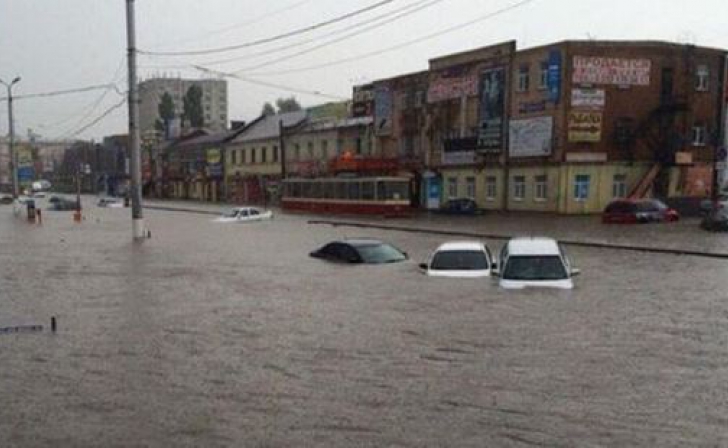 Последствия ливня в Курске. Центр затоплен, в городе повалены деревья Последствия ливня в Курске. Центр затоплен, в городе повалены деревья