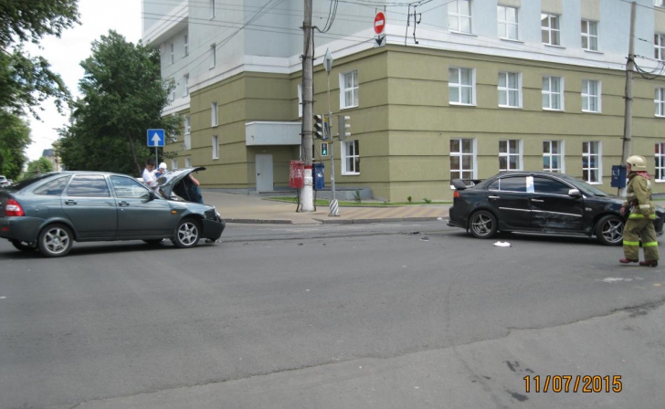 В Курске у КГУ столкнулись Мицубиси и Лада В Курске у КГУ столкнулись Мицубиси и Лада