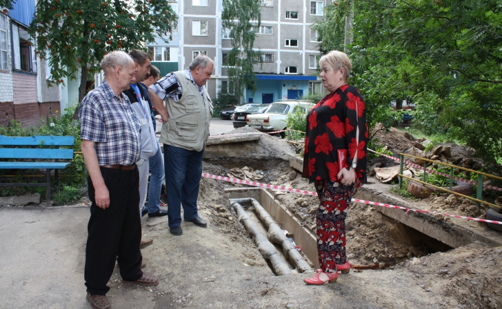 Больше месяца куряне на улице Воробьёва стараются не свалиться в яму Больше месяца куряне на улице Воробьёва стараются не свалиться в яму