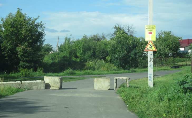 В Курске неизвестные заблокировали 1-ю Поселковую улицу В Курске неизвестные заблокировали 1-ю Поселковую улицу
