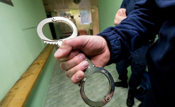 Курянин набросился на полицейского, который не позволил ему избить женщину Курянин набросился на полицейского, который не позволил ему избить женщину