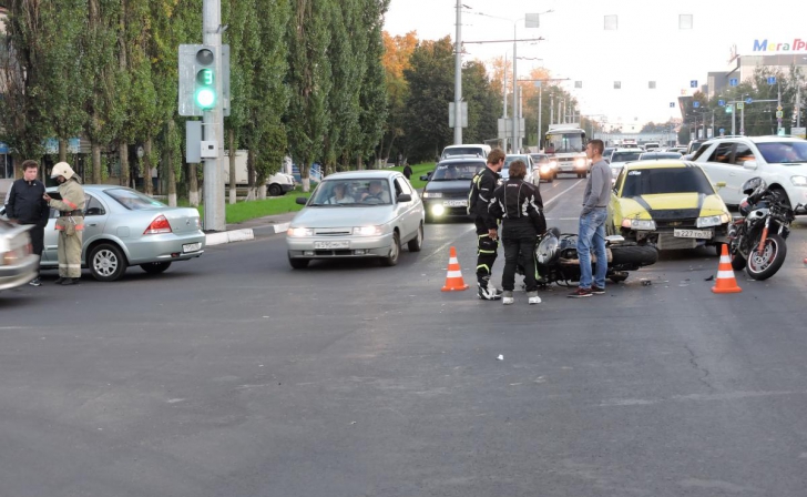 В Курске иномарка врезалась в мотоциклиста и его пассажирку В Курске иномарка врезалась в мотоциклиста и его пассажирку