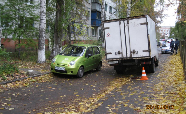 Двигаясь задним ходом на авто, курянин сбил пенсионерку Двигаясь задним ходом на авто, курянин сбил пенсионерку
