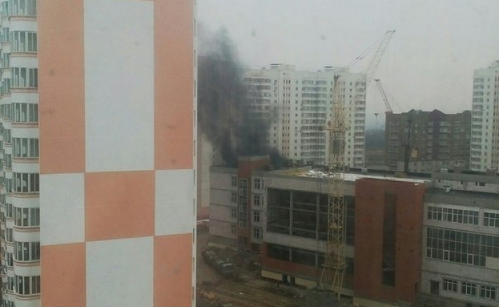 В Курске горит строящаяся школа на проспекте Победы В Курске горит строящаяся школа на проспекте Победы
