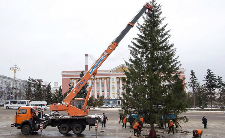 На Красной площади Курска установили самую высокую елку На Красной площади Курска установили самую высокую елку