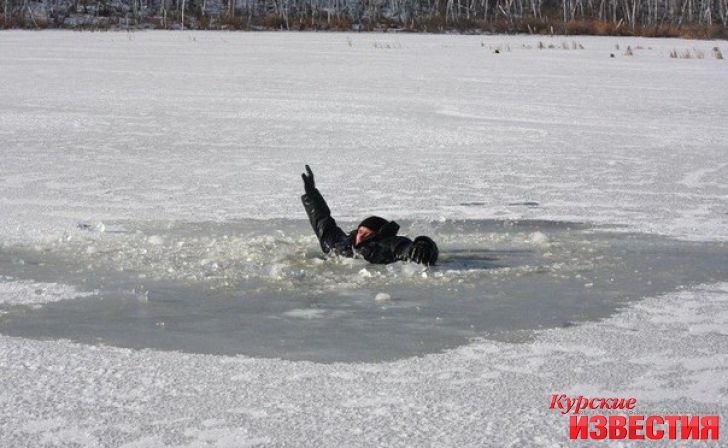 Прохожий спас курского рыбака, который провалился под лед Прохожий спас курского рыбака, который провалился под лед
