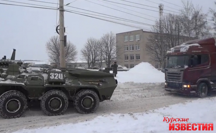 Курский транспорт в снегопад эвакуируют бронетранспортерами Курский транспорт в снегопад эвакуируют бронетранспортерами
