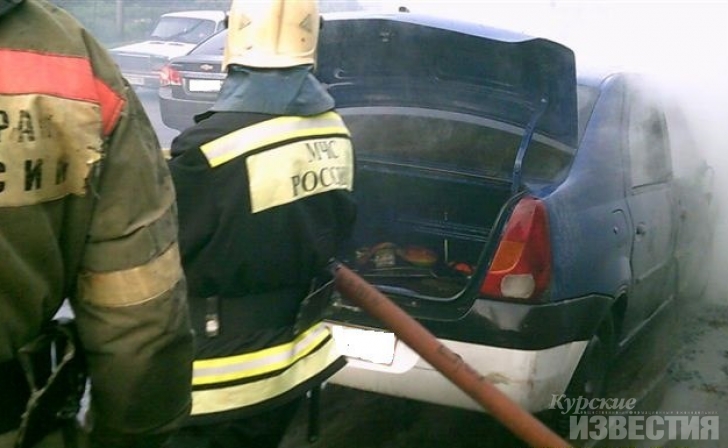 В Курске сгорел автомобиль «Рено Логан» В Курске сгорел автомобиль «Рено Логан»