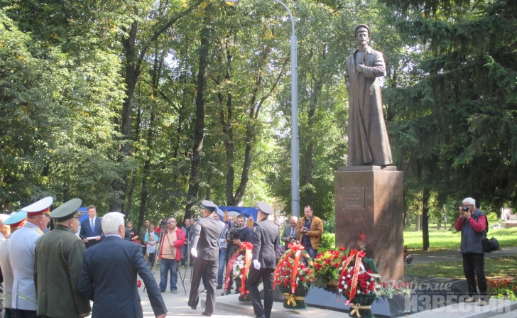 В Курске гипсового Феликса заменили на бронзового В Курске гипсового Феликса заменили на бронзового