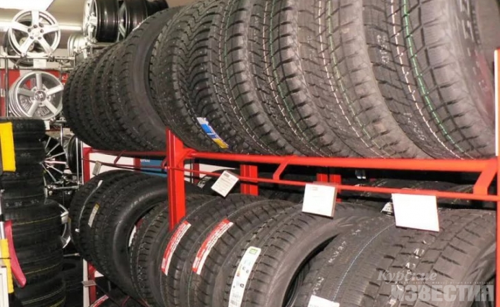 Куряне вынесли с автомойки чужие покрышки и коврики Куряне вынесли с автомойки чужие покрышки и коврики