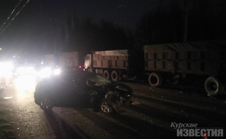 Курянин на иномарке врезался в припаркованный КамАЗ Курянин на иномарке врезался в припаркованный КамАЗ