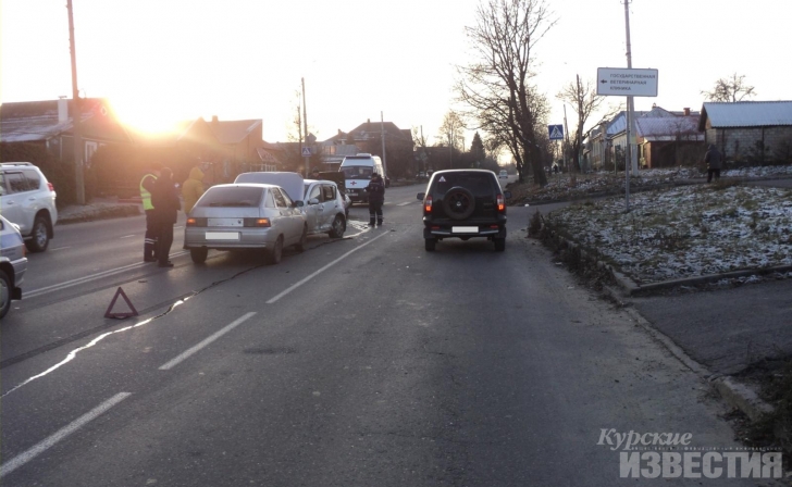 Тройная авария в Курске: двое пострадавших Тройная авария в Курске: двое пострадавших