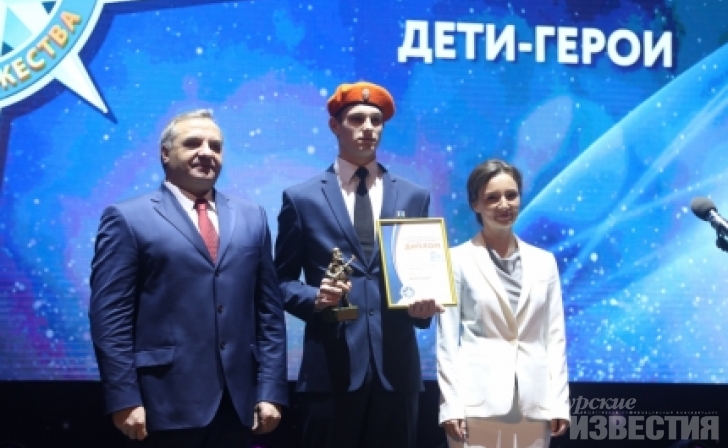 Курского школьника наградил министр МЧС Курского школьника наградил министр МЧС