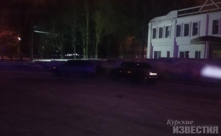 Курянин без прав устроил ДТП на парковке ТЦ Курянин без прав устроил ДТП на парковке ТЦ