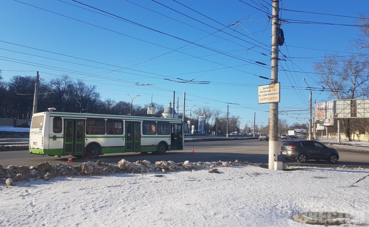 В Курске из-за торможения автобуса разбились мама и трёхлетний малыш В Курске из-за торможения автобуса разбились мама и трёхлетний малыш