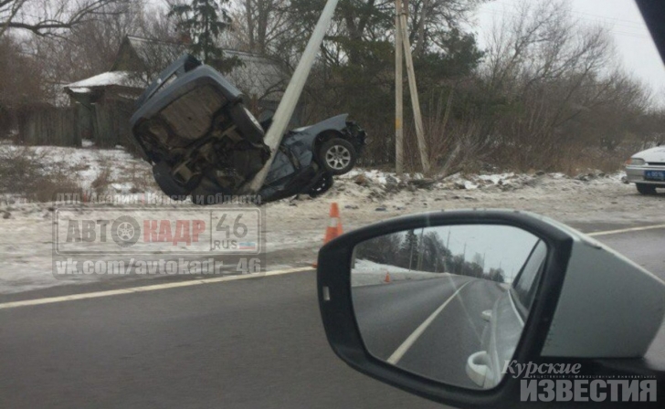 Под Курском «БМВ» врезался в столб, пассажир погиб Под Курском «БМВ» врезался в столб, пассажир погиб