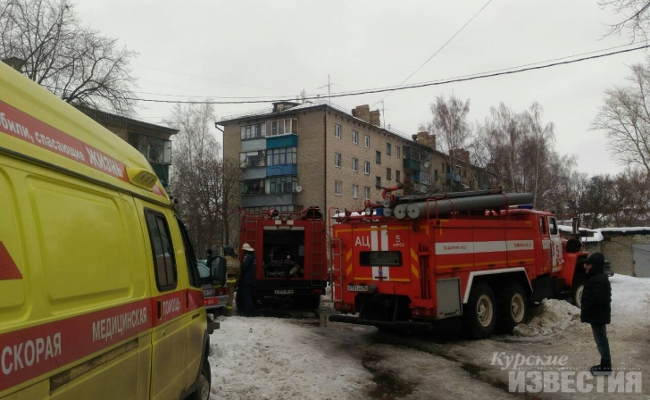 Курские спасатели эвакуировали 10 человек из горящего дома Курские спасатели эвакуировали 10 человек из горящего дома