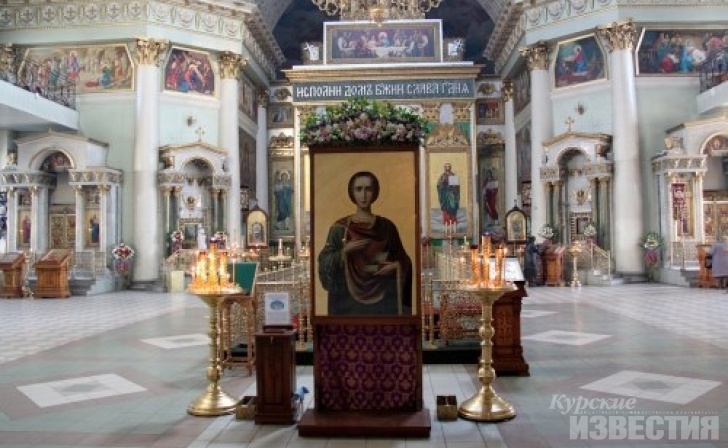 В Знаменский собор Курска прибыла икона целителя Пантелеимона В Знаменский собор Курска прибыла икона целителя Пантелеимона