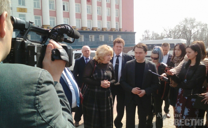Андрей Чибис прибыл в Курск и оценил сквер у Дома Советов Андрей Чибис прибыл в Курск и оценил сквер у Дома Советов