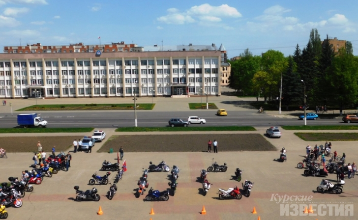 Курские байкеры флешмобом поздравили стражей порядка с юбилеем службы Курские байкеры флешмобом поздравили стражей порядка с юбилеем службы