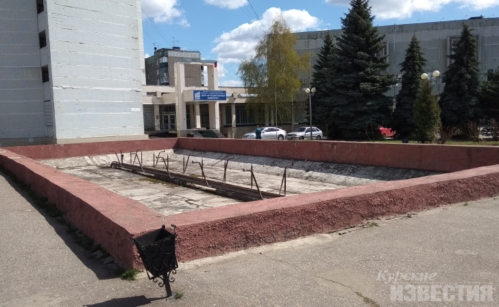 Курск. Ремонт фонтана, который находится возле корпуса КГУ, не планируется Курск. Ремонт фонтана, который находится возле корпуса КГУ, не планируется