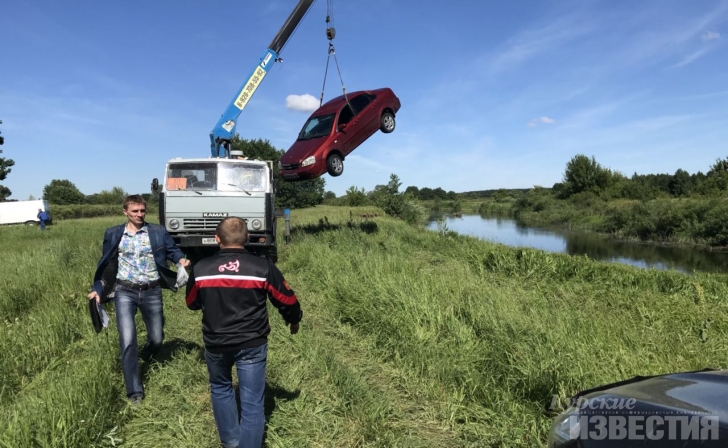 Под Курском автомобиль с водителем упал в реку Сейм Под Курском автомобиль с водителем упал в реку Сейм