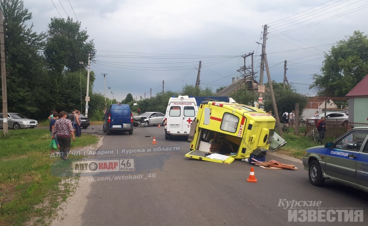 В Курске в ДТП попала карета скорой помощи В Курске в ДТП попала карета скорой помощи