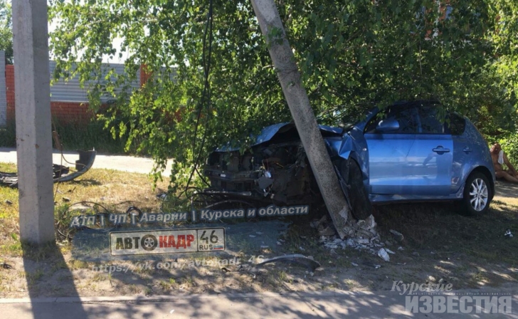 В Курске иномарка врезалась в столб В Курске иномарка врезалась в столб
