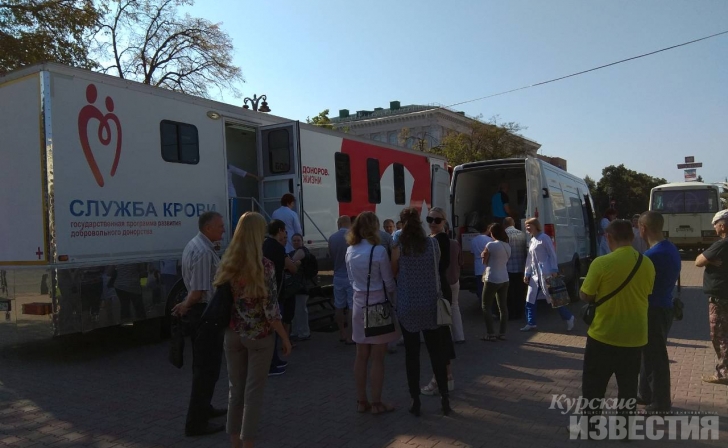 На Театральной площади Курска работает мобильная станция переливания крови На Театральной площади Курска работает мобильная станция переливания крови
