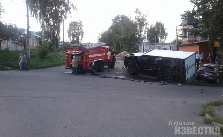 В Курске в тройном ДТП опрокинулась «Газель» В Курске в тройном ДТП опрокинулась «Газель»