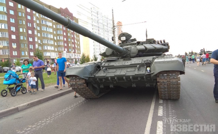 Куряне жалуются на разбитый военной техникой асфальт Куряне жалуются на разбитый военной техникой асфальт