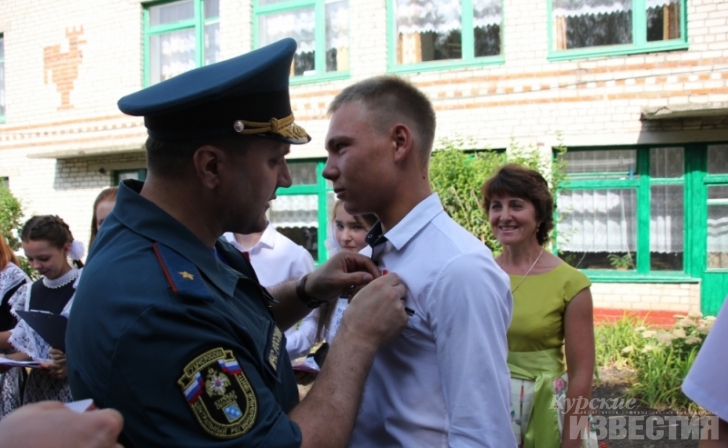 Курским школьникам вручили медаль «За отвагу на пожаре» Курским школьникам вручили медаль «За отвагу на пожаре»