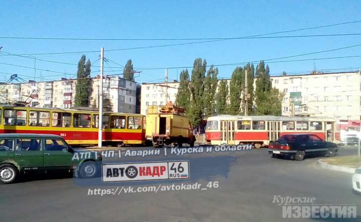 Курск. На улице Сумской трамваи перегородили проезжую часть Курск. На улице Сумской трамваи перегородили проезжую часть