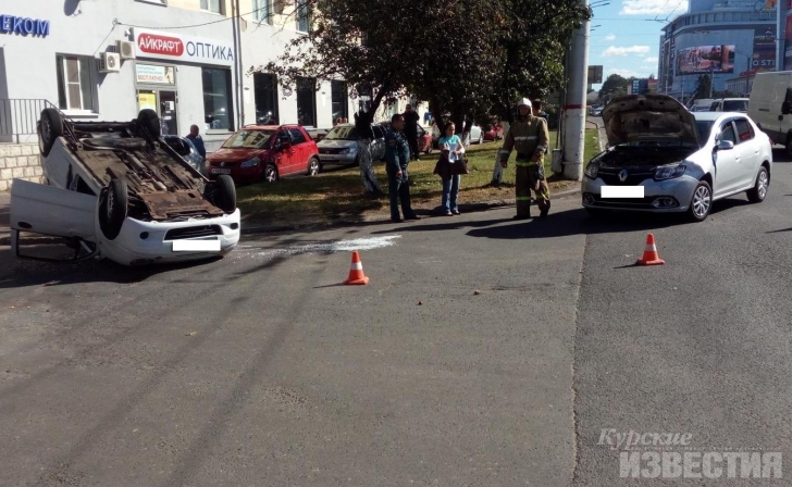 В Курске на Московской площади опрокинулся «Дэу Матиз» В Курске на Московской площади опрокинулся «Дэу Матиз»