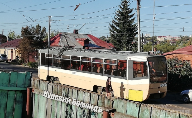 В Курске на ходу разломался подаренный столичными властями трамвай В Курске на ходу разломался подаренный столичными властями трамвай