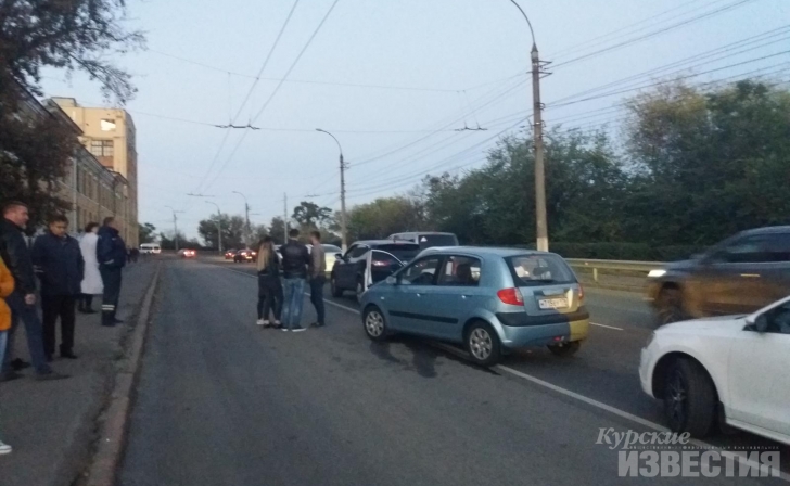 В Курске столкнулись три автомобиля В Курске столкнулись три автомобиля
