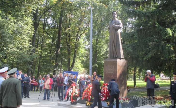 Курск. Железного Феликса огородят «железным занавесом» Курск. Железного Феликса огородят «железным занавесом»