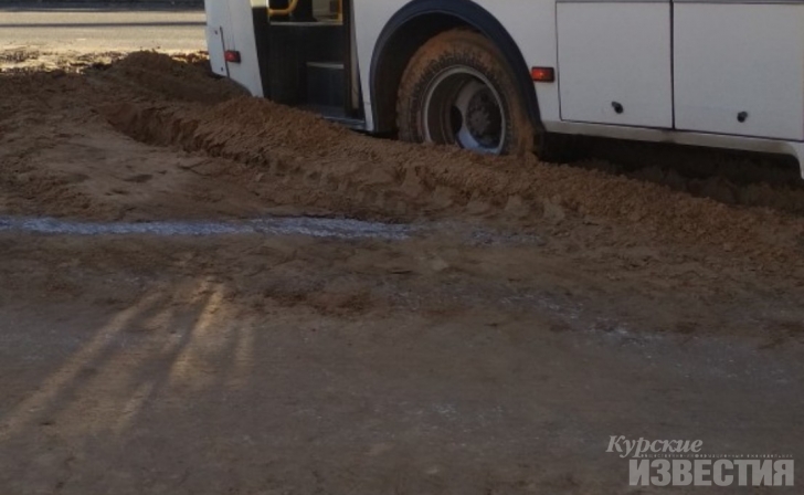 Курск. Маршрутки застряли в песке на Красной армии Курск. Маршрутки застряли в песке на Красной армии