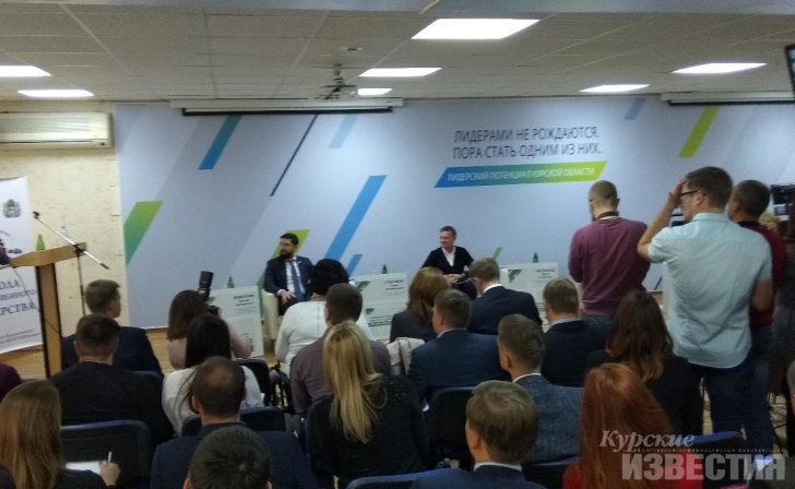 Курск. Роман Старовойт встретился с участниками Всероссийского конкурса «Лидеры России» Курск. Роман Старовойт встретился с участниками Всероссийского конкурса «Лидеры России»