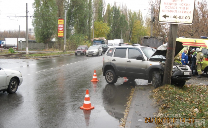 В Курске ВАЗ столкнулся с опорой ЛЭП В Курске ВАЗ столкнулся с опорой ЛЭП