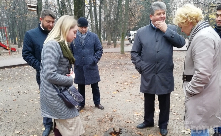 Активисты нашли в курском парке достопримечательность с душком Активисты нашли в курском парке достопримечательность с душком