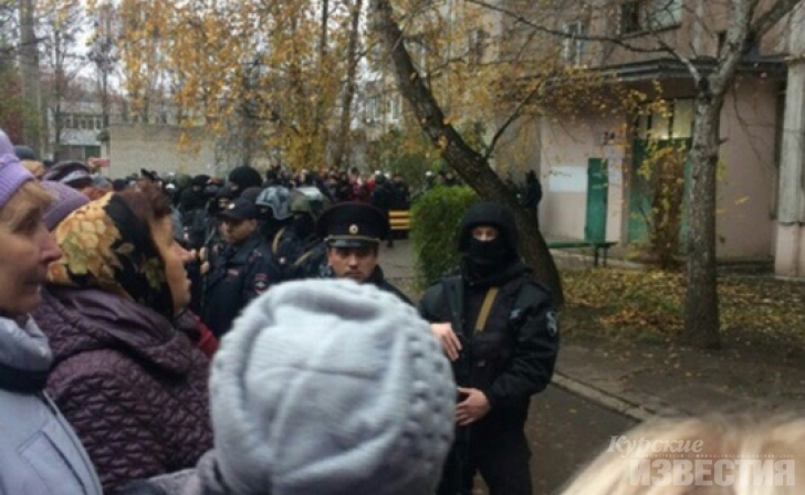 Курская область. Предполагаемого убийцу мальчика встретили возмущённые железногорцы Курская область. Предполагаемого убийцу мальчика встретили возмущённые железногорцы
