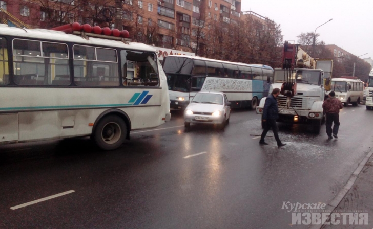 В Курске столкнулись КРАЗ и два ПАЗа В Курске столкнулись КРАЗ и два ПАЗа