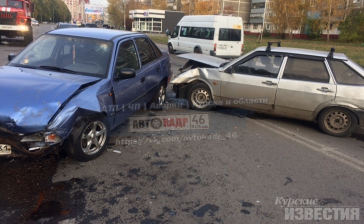 Курск. На Косухина ударились два автомобиля Курск. На Косухина ударились два автомобиля