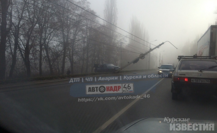 В Курске «девяносто девятая» снесла столб В Курске «девяносто девятая» снесла столб