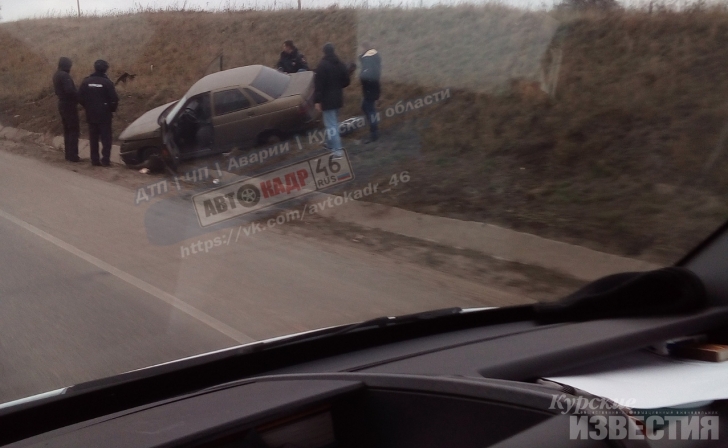 Под Курском у автомобилиста оторвалось колесо и повредило встречную машину Под Курском у автомобилиста оторвалось колесо и повредило встречную машину