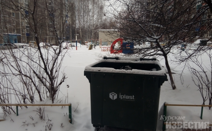 Куряне пожаловались на мусорные баки возле детской площадки Куряне пожаловались на мусорные баки возле детской площадки